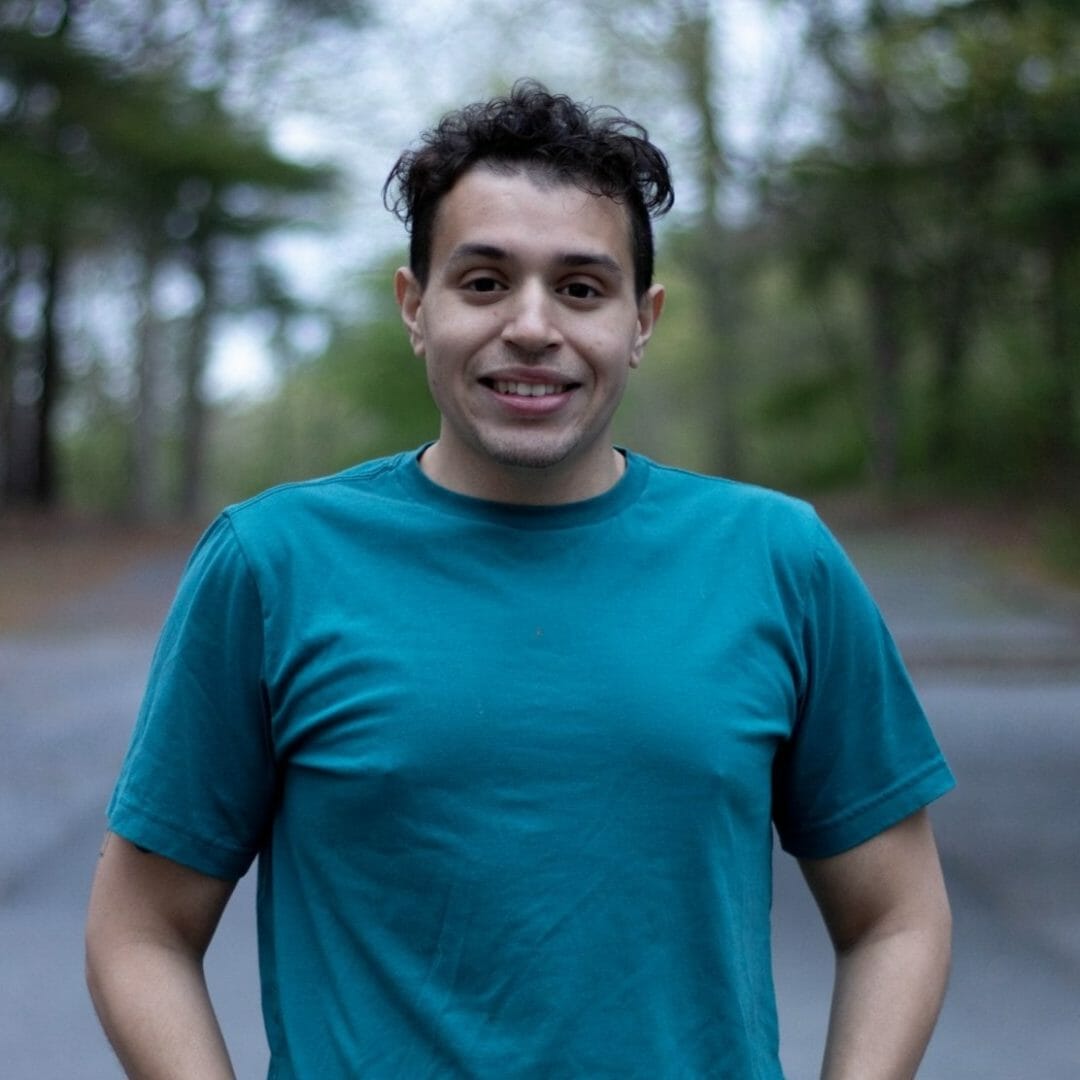 A professional headshot of Alex, promoting web design services and digital marketing agency expertise in SEO optimization, responsive web design, social media marketing, and content creation for e-commerce solutions.